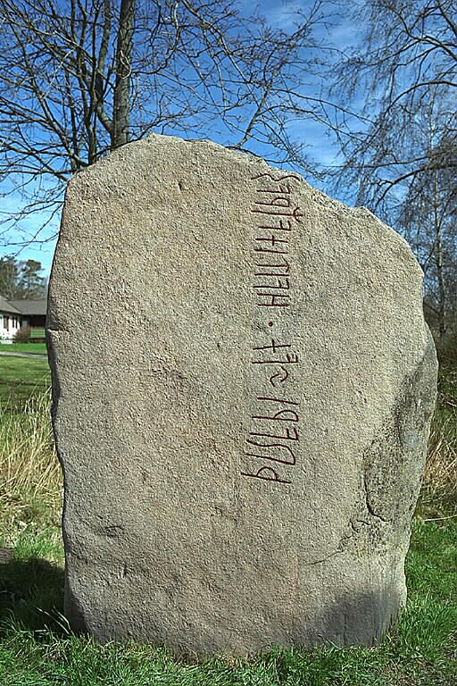 Runes written on runsten, granit. Date: U 160-375/400 (Imer 2007)
